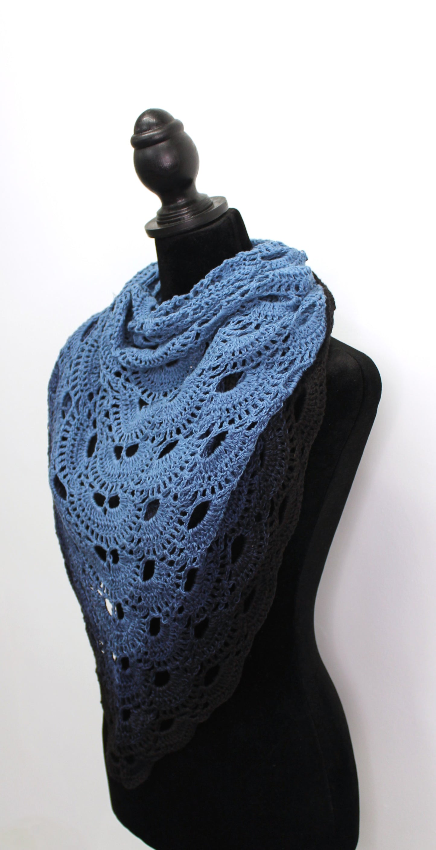 Lace shawl (Misty Blue)